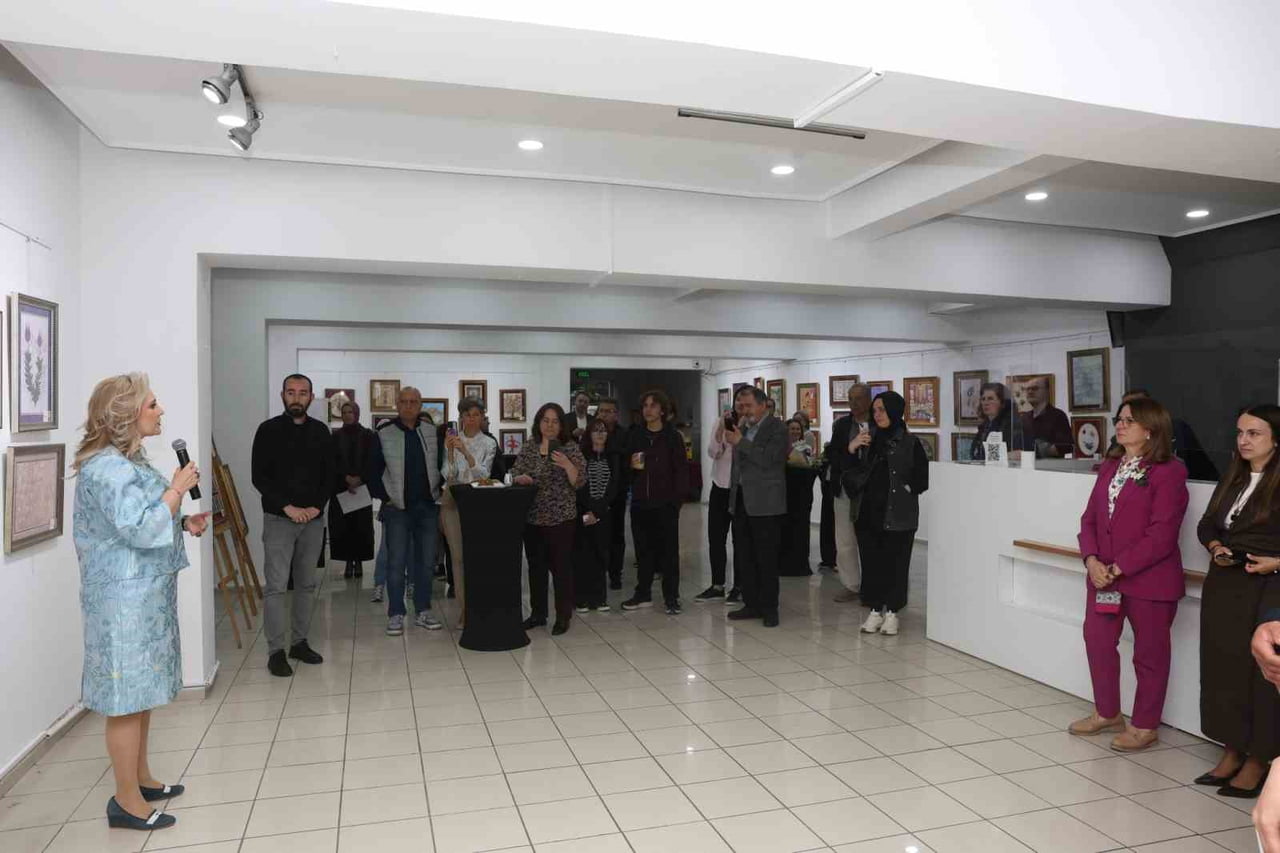 NİLÜFER SANAT ATÖLYELERİ’NİN ÜRETİMLERİNDEN OLUŞAN KAAT-I VE EBRU SERGİSİ İZLENİME...