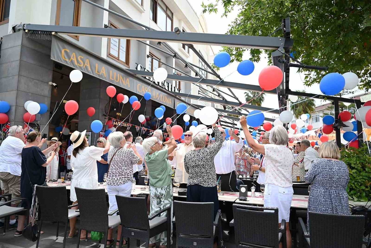 NORVEÇ'İN MİLLİ BAYRAMI OLAN "ANAYASA GÜNÜ", KEMER'DE YAŞAYAN VE TATİL YAPAN NORVEÇLİLER...