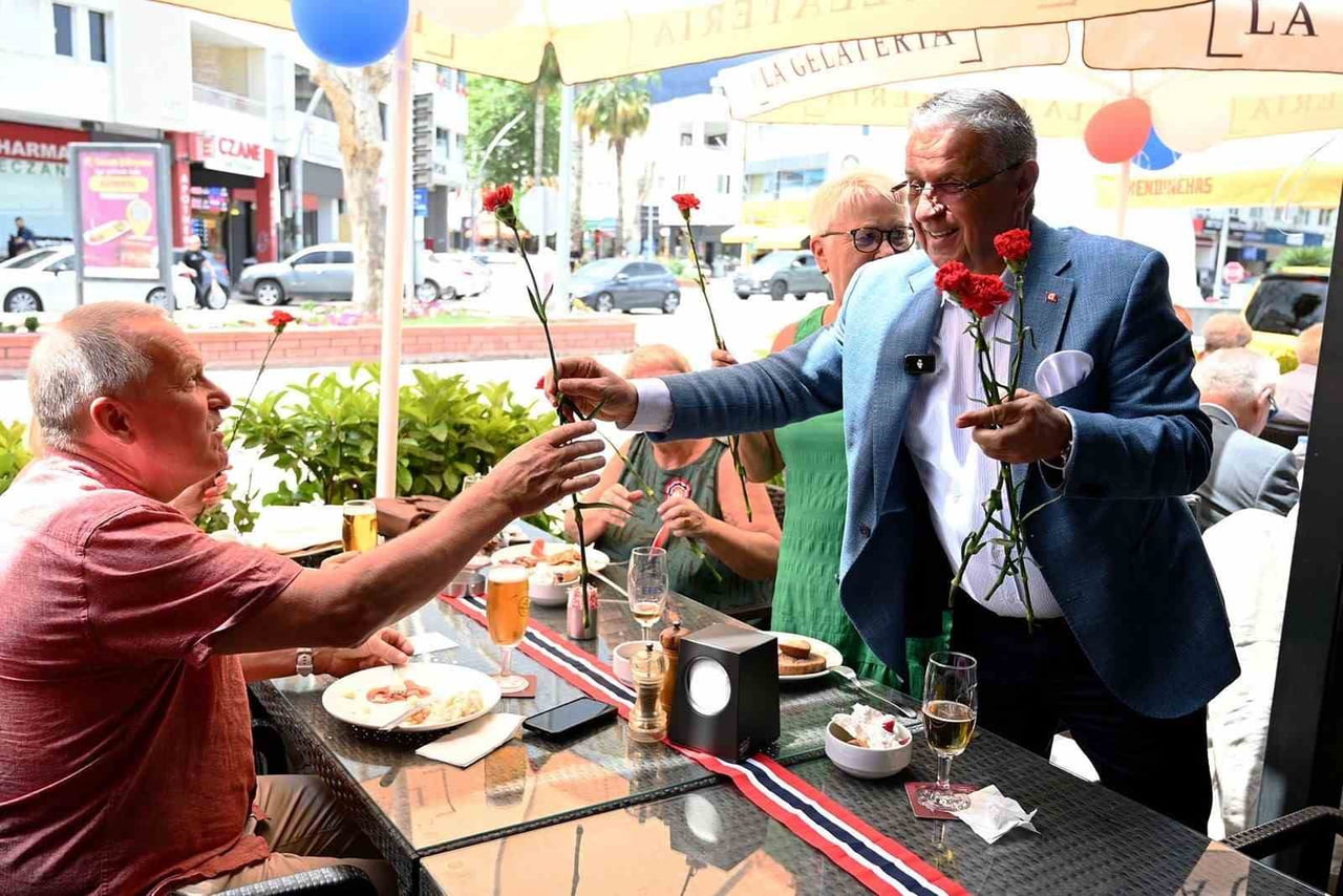 NORVEÇ'İN MİLLİ BAYRAMI OLAN "ANAYASA GÜNÜ", KEMER'DE YAŞAYAN VE TATİL YAPAN NORVEÇLİLER...