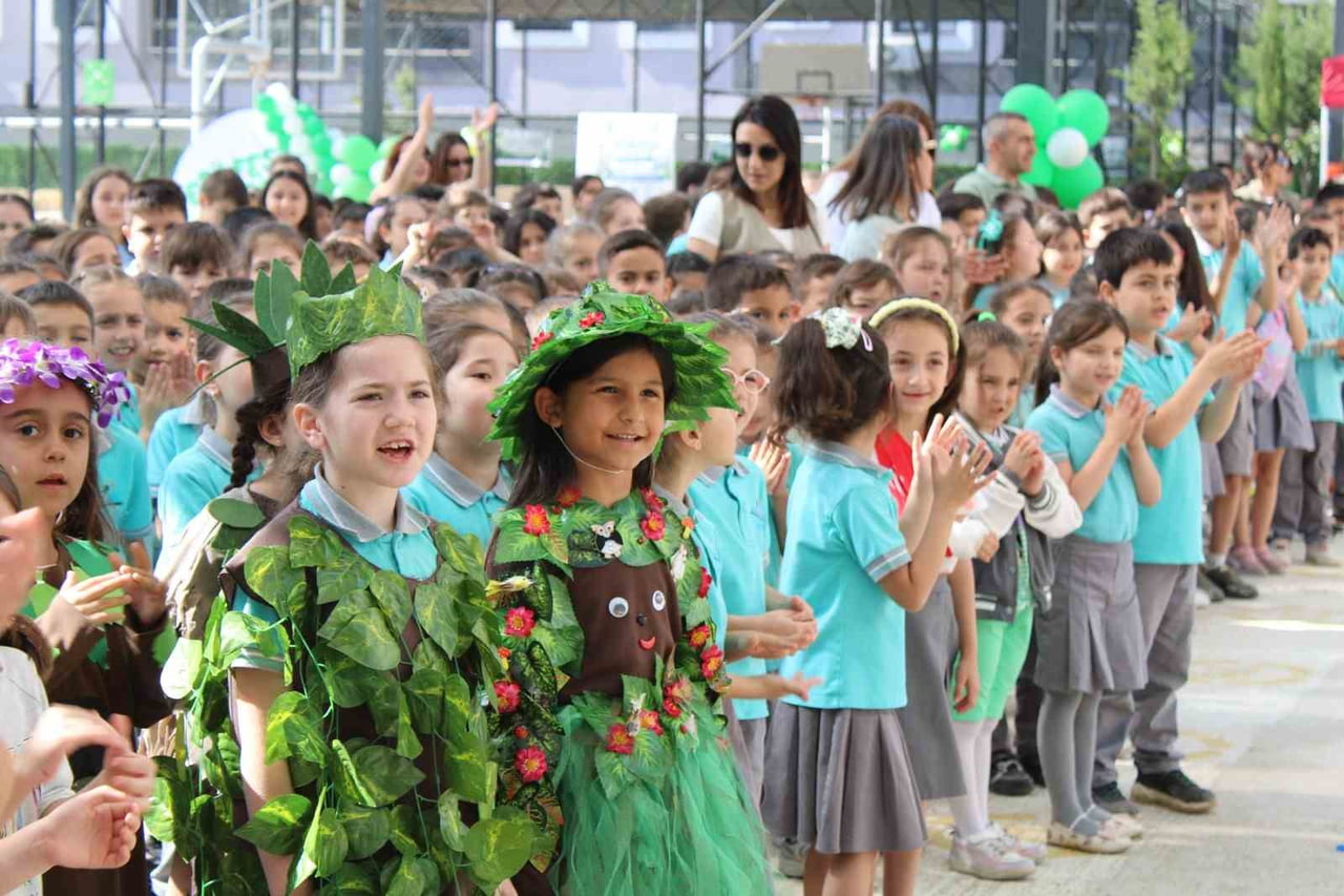 ÖDEMİŞ 100. YIL İLKOKULUNDA DÜZENLENEN 'YEŞİLFEST SAĞLIKLI YAŞAM FESTİVALİ' İLE YÜZLERCE ÖĞRENCİ...