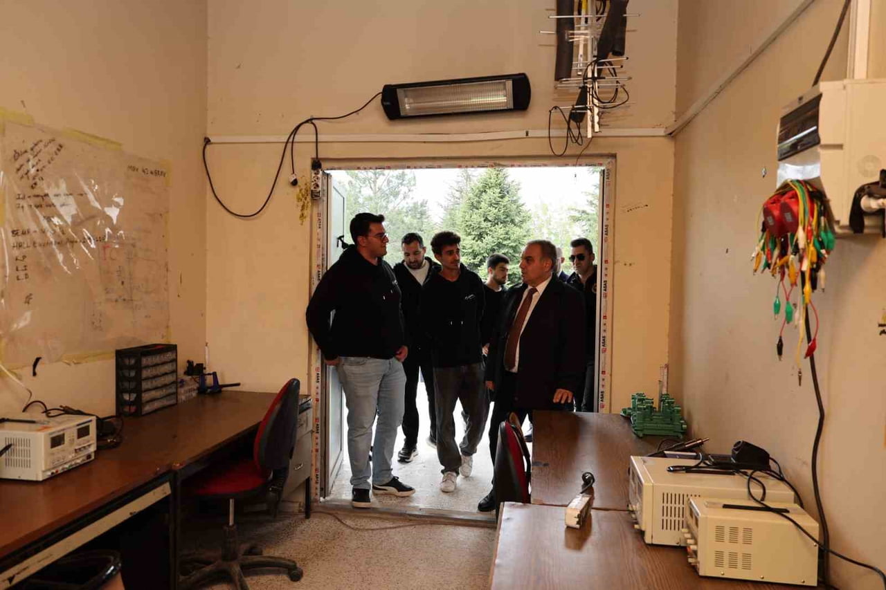 ÖĞRENCİLER İLE BİR ARAYA GELMEYE ÖZEN GÖSTEREN ERCİYES ÜNİVERSİTESİ (ERÜ) REKTÖRÜ PROF. DR. FATİH...