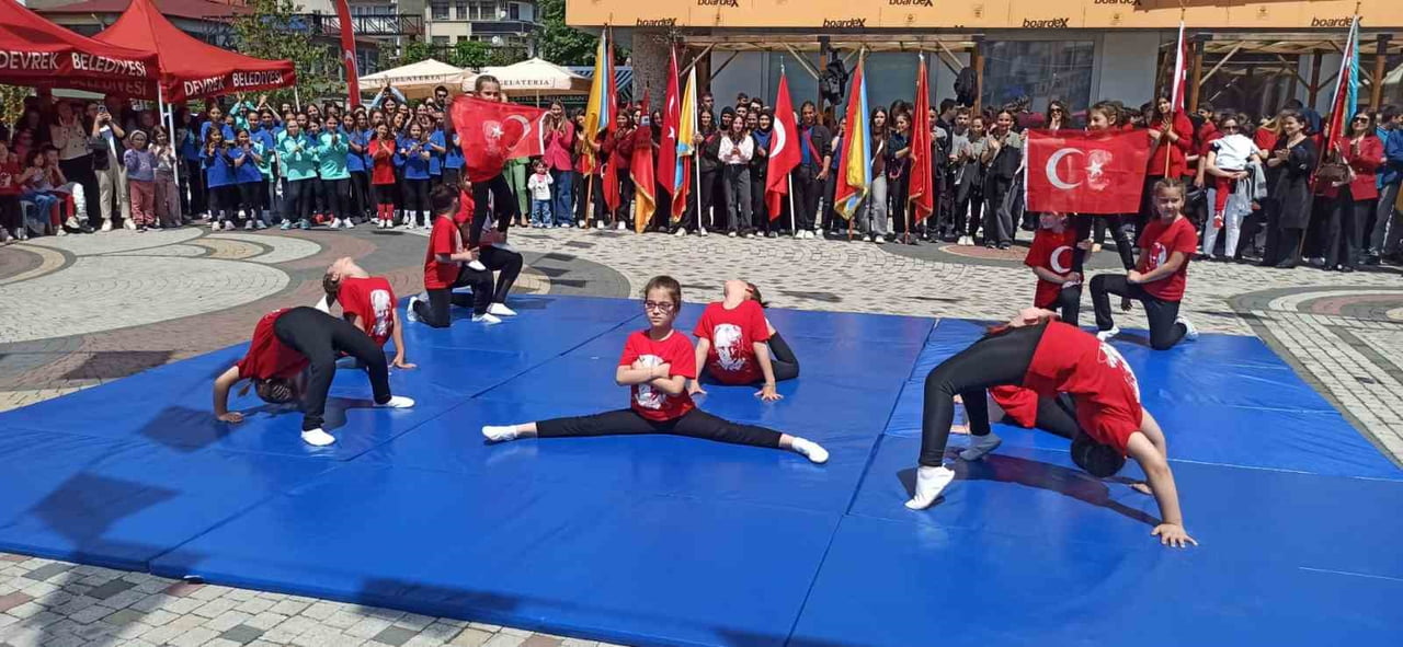 ÖĞRENCİLER TARAFINDAN SERİLENEN GÖSTERİLER VATANDAŞLAR TARAFINDAN İLGİ İLE İZLENDİ