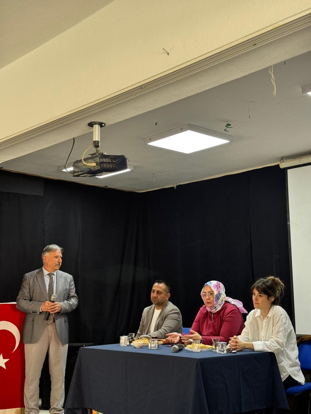 ÖĞRENCİLER YAZARLARLA BULUŞTU