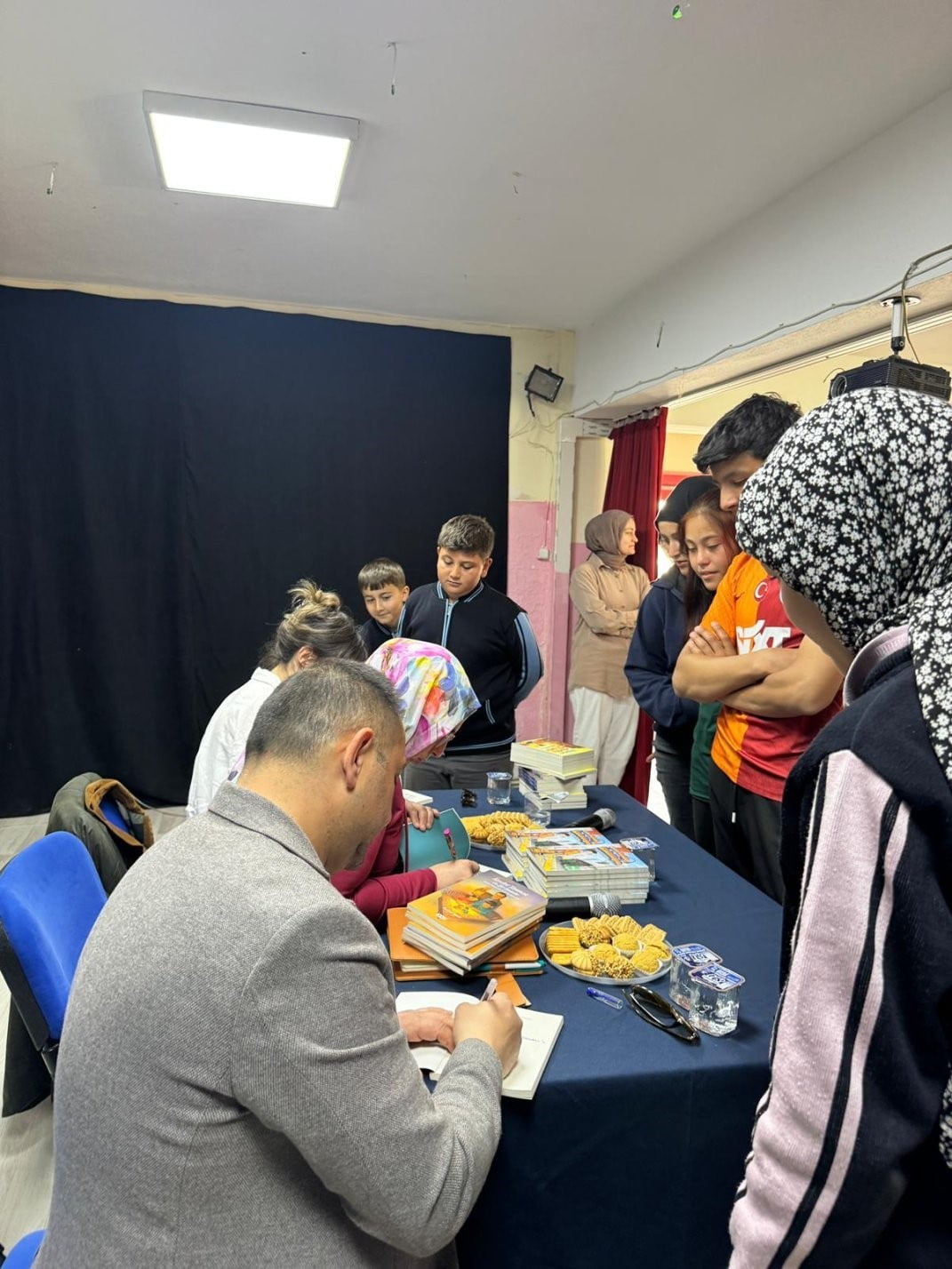 ÖĞRENCİLER YAZARLARLA BULUŞTU