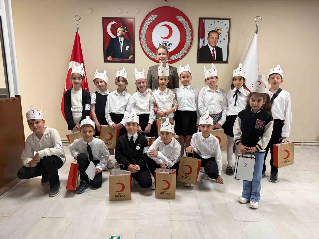 ÖĞRENCİLERİ MİSAFİR EDEN GÖZDE EMEL BAYTAR, ANLAMLI ÇALIŞMALARI NEDENİYLE ÖĞRENCİLERE BELGE VE...