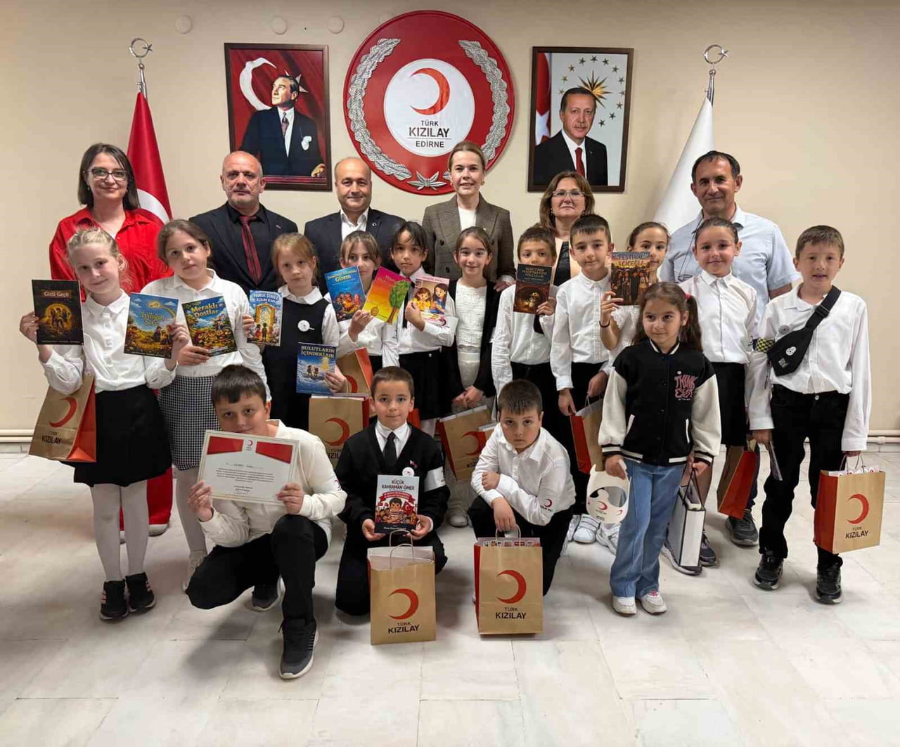 ÖĞRENCİLERİ MİSAFİR EDEN GÖZDE EMEL BAYTAR, ANLAMLI ÇALIŞMALARI NEDENİYLE ÖĞRENCİLERE BELGE VE...