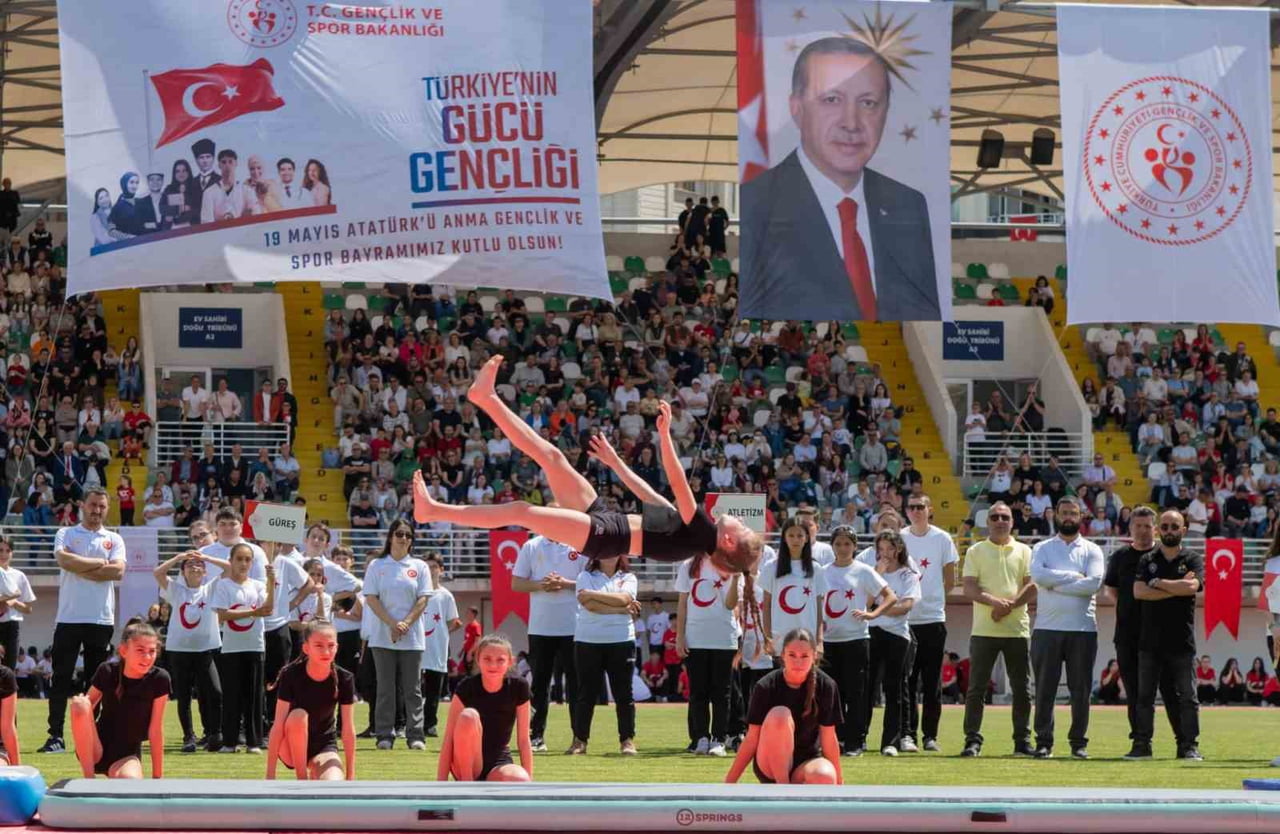 ÖĞRENCİLERİN KULE VE JİMNASTİK GÖSTERİLERİ BÜYÜK İLGİ GÖRDÜ.