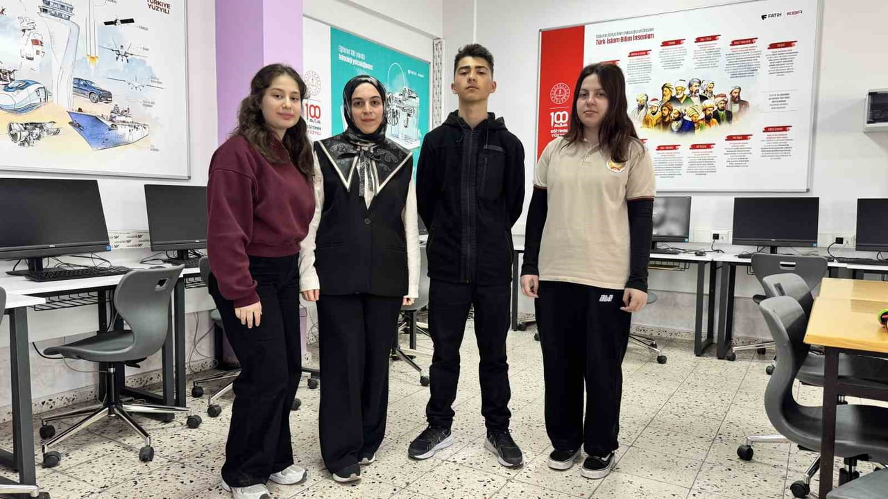 ÖĞRETMEN NUR KABAVE KUTLU (SOLDAN İKİNCİ) VE ÇALIŞMADA YER ALAN ÖĞRENCİLER