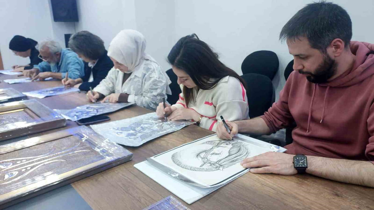 ÖĞRETMENLER, GÜNÜN YORGUNLUĞUNU ATMAK VE DEŞARJ OLMAK AMACIYLA BAŞLADIKLARI RÖLYEF KURSUNDA...