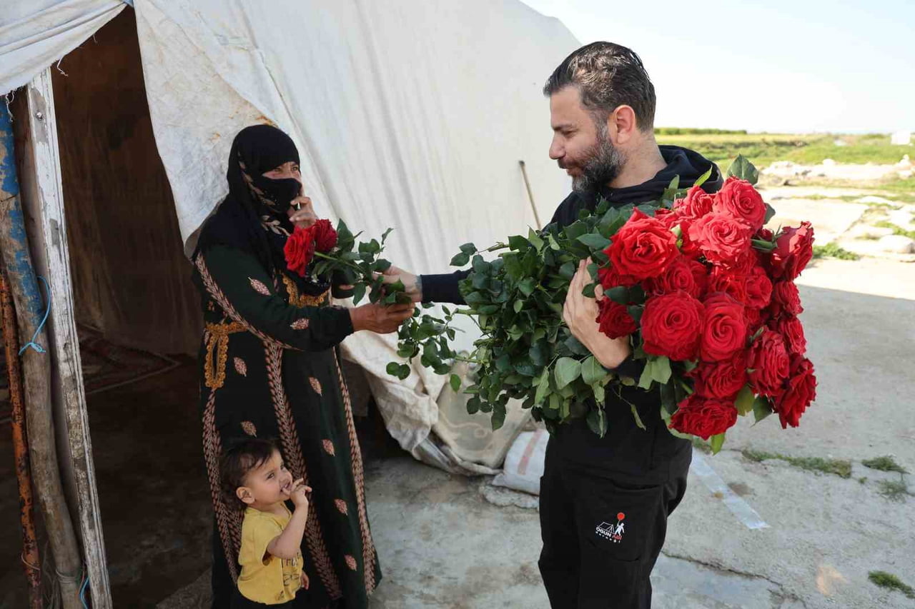 OGÜN ABİ DERNEĞİ BAŞKANI OGÜN SEVER OKUR İSE SERADAN ALDIĞI YÜZLERCE GÜLÜ MERKEZ YÜREĞİR İLÇESİNDE...