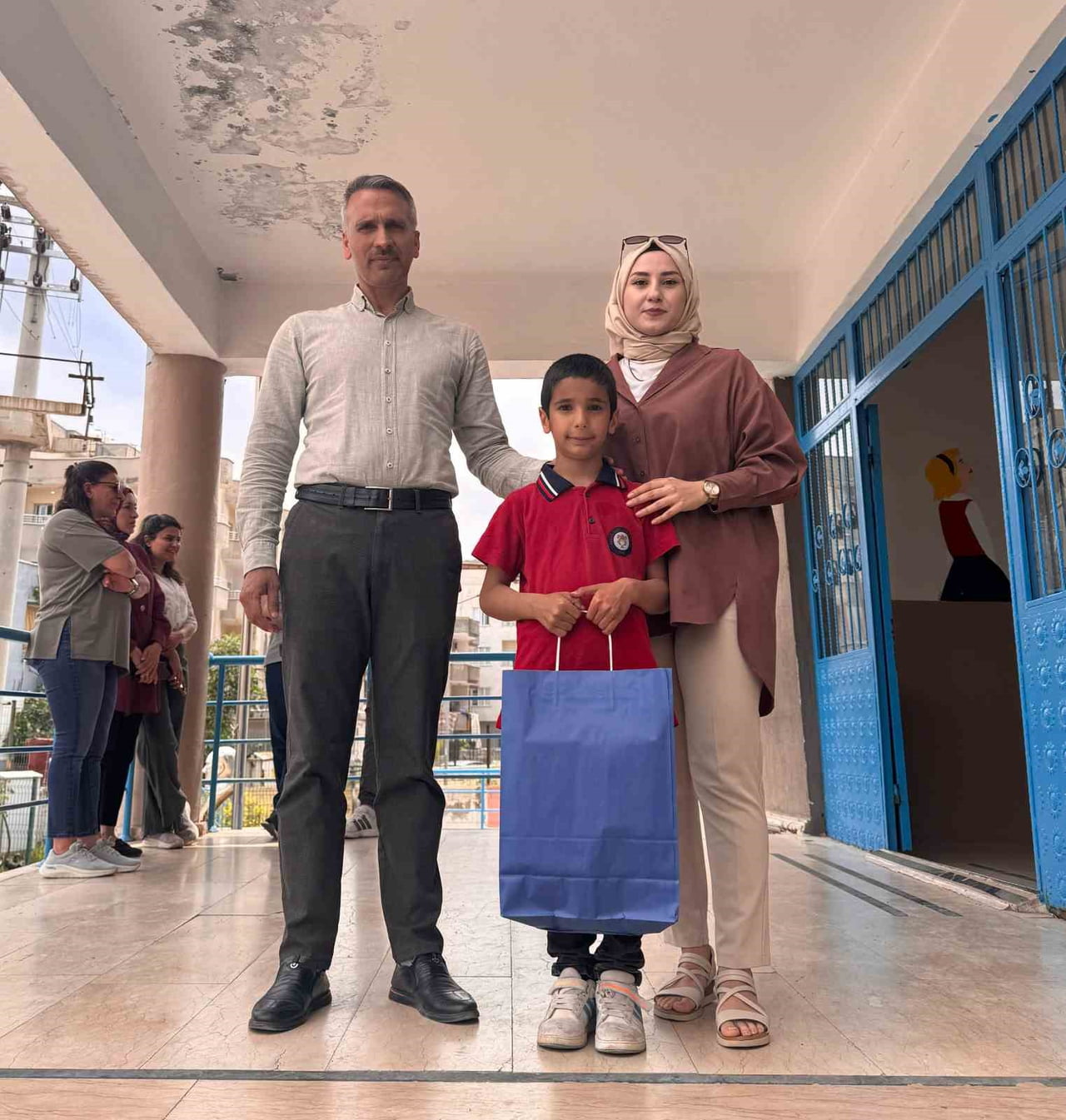 OKUL MÜDÜRÜ HALİL İDİN, DUYARLI DAVRANIŞINDAN DOLAYI EMRE ÖZER'İ ÖDÜLLENDİREREK, TEBRİK...