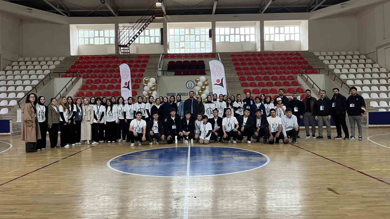 OKUL PROJESİNDE YER ALAN ÖĞRETMENLER VE ÖĞRENCİLERDEN TOPLU RESİM