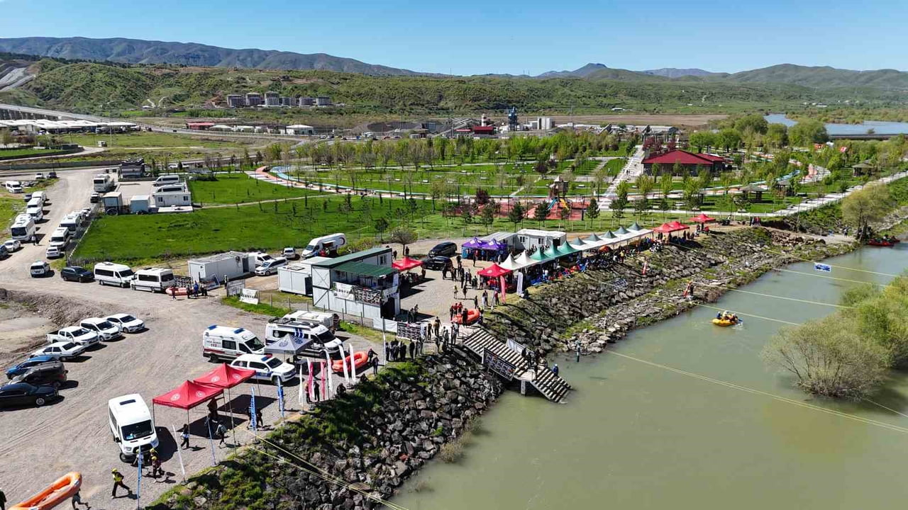 OKUL SPORLARI RAFTİNG TÜRKİYE ŞAMPİYONASI KAPSAMINDA BİNGÖL'DE DÜZENLENEN ORGANİZASYON, 10 İLDEN...