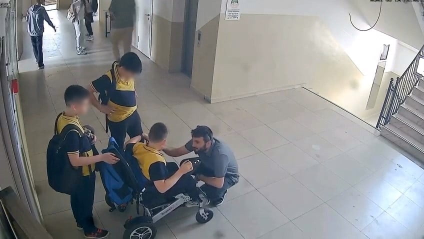 OKULDA EĞİTİM GÖREN BEDENSEL ENGELLİ BİR ÖĞRENCİ, ASANSÖRÜN TEKNİK ARIZA NEDENİYLE DEVRE DIŞI...