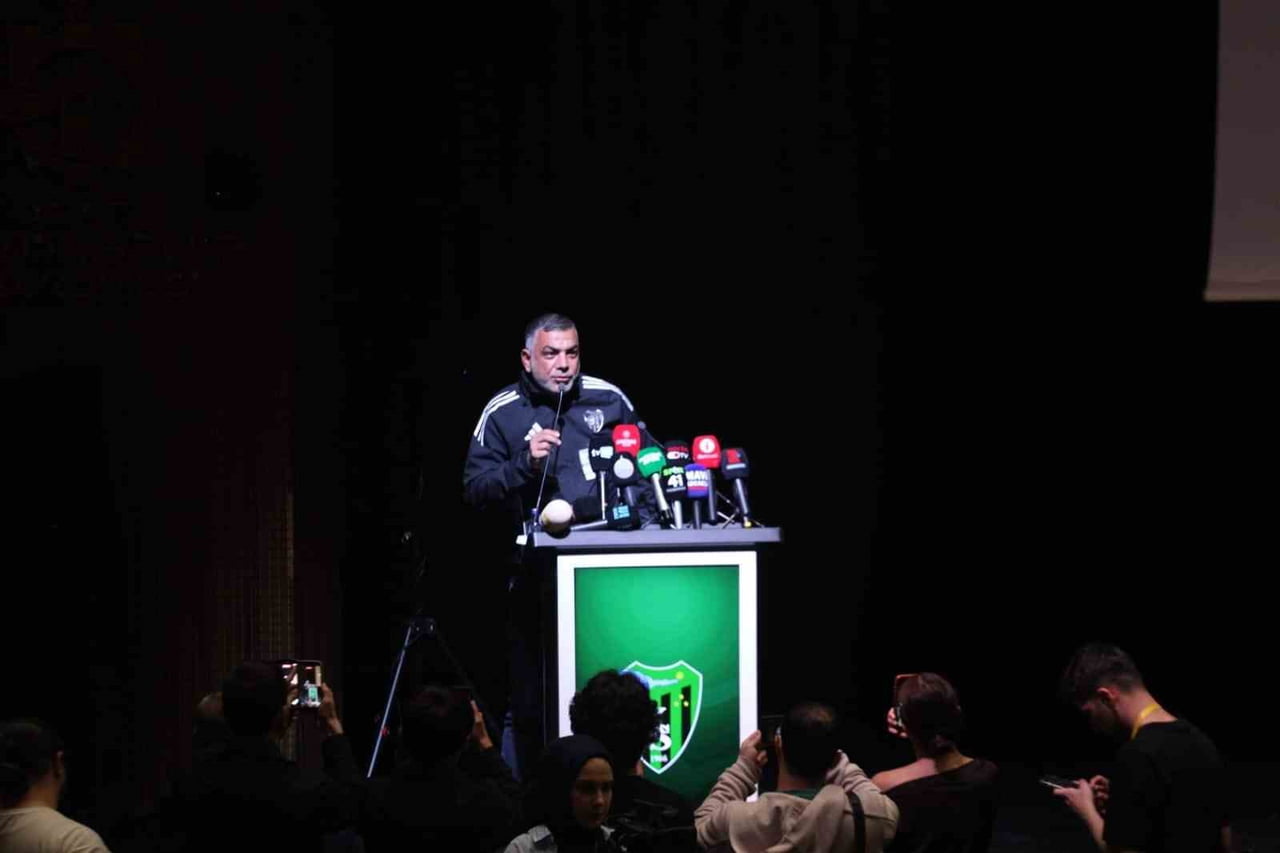 OLAĞAN SEÇİMLİ MALİ GENEL KURULU SÜREN KOCAELİSPOR’DA KONGRE ÜYELERİ SÖZ ALARAK ELEŞTİRİ VE...