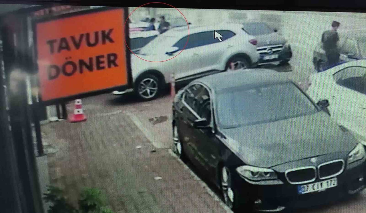 OLAY ANI VE ŞÜPHELİNİN OLAY SONRASI SAKİN TAVIRLARLA BÖLGEDEN AYRILMASI İSE GÜVENLİK KAMERASINA...