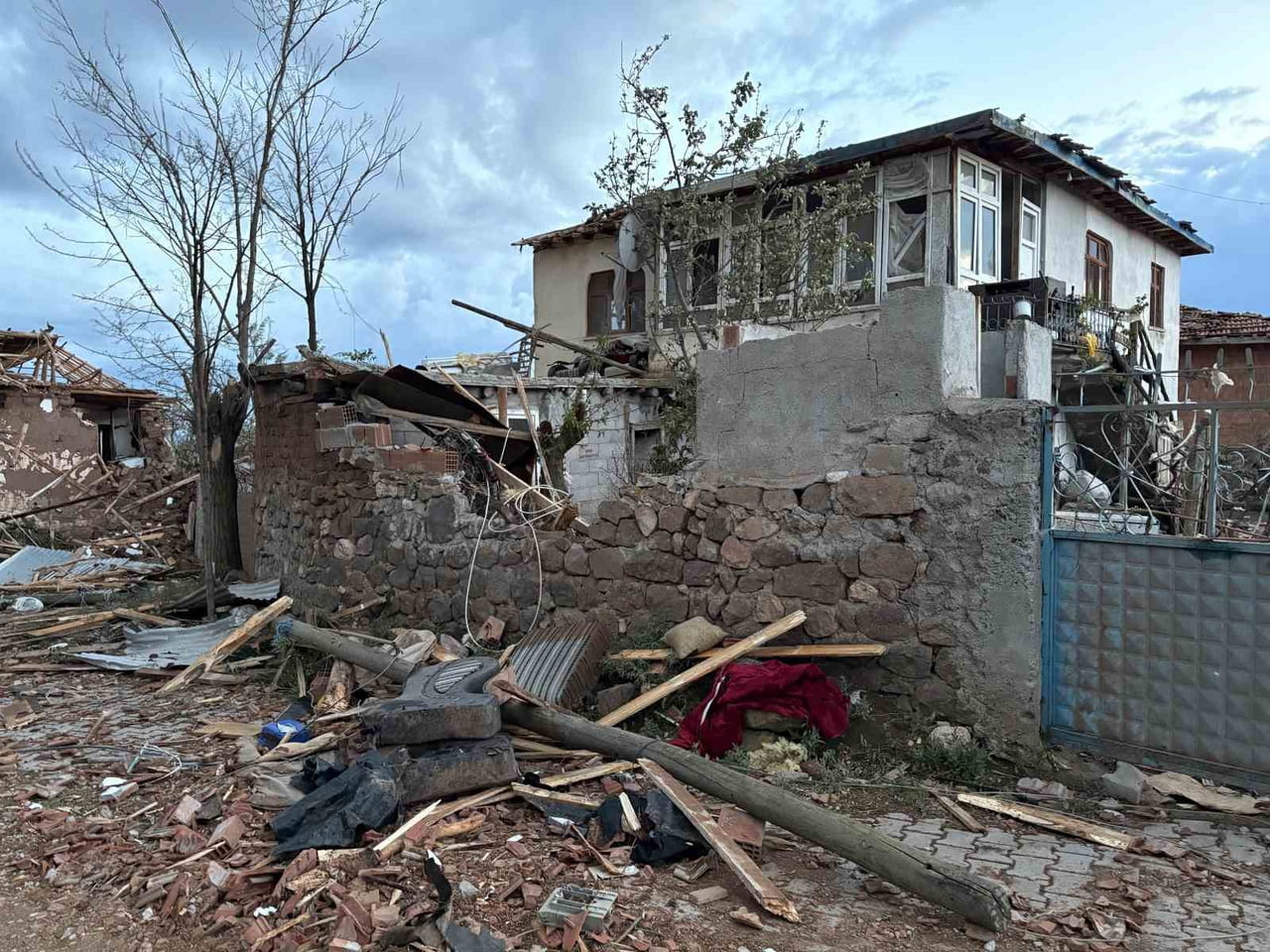 OLAY, SAAT 15.30 SIRALARINDA SUNGURLU İLÇESİ OYACA KÖYÜNDE ÇIKAN HORTUM SEBEBİYLE ÇOK SAYIDA EVİN...