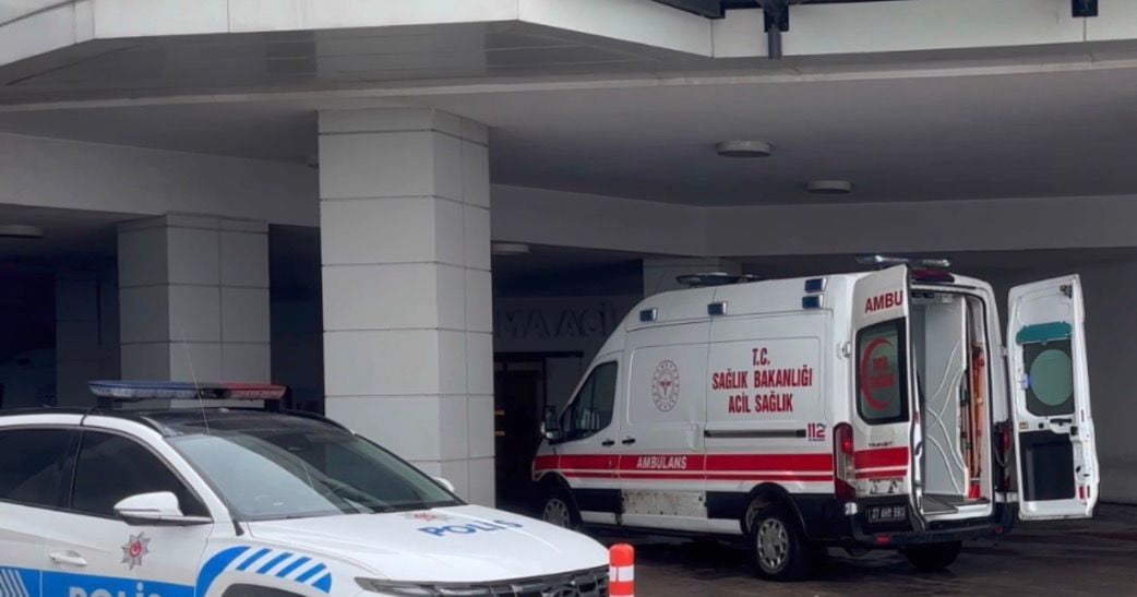 OLAY YERİNE GELEN SAĞLIK EKİPLERİNCE İLK MÜDAHALESİ YAPILAN YARALI KADIN, HASTANEYE...