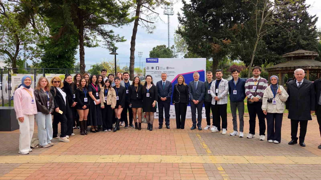OMÜ GÜZEL SANATLAR YERLEŞKESİ'NDE ÖĞRENCİLERLE BULUŞAN DENİZ ASLAN, "MİMARİ VE PEYZAJ ARASINDA"...
