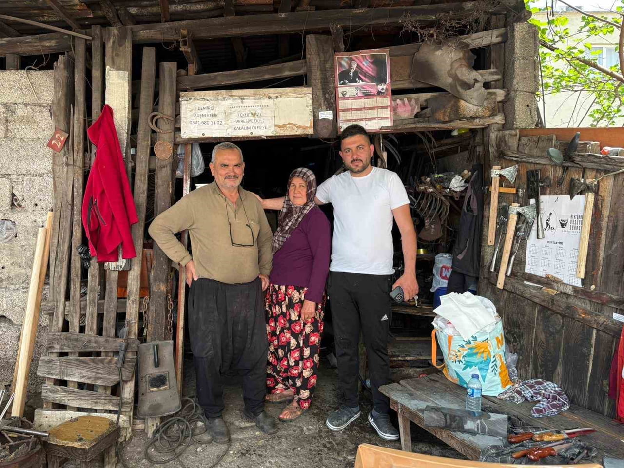 ÖNCELERİ EŞİNE YEMEK VE ÇAY GETİREN HÜRÜ KEKİK, ZAMANLA MERAK SALDIĞI MESLEĞİ ÖĞRENEREK ÖRSÜN...