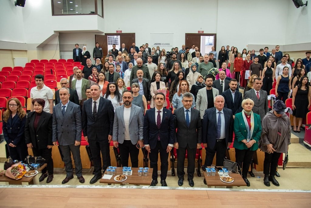 ONDOKUZ MAYIS ÜNİVERSİTESİ (OMÜ) ECZACILIK FAKÜLTESİ 1. SINIF ÖĞRENCİLERİ, DÜZENLENEN 'BEYAZ ÖNLÜK...
