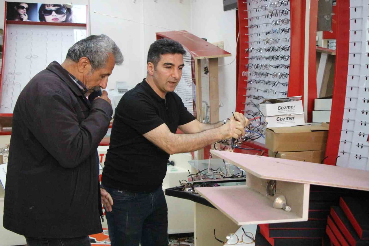 ONLARCA GÖZLÜĞÜN ASILI OLDUĞU PANOLARI ÖNÜNE KATAN OTOMOBİL İÇERİDEKİLERE KABUS YAŞATTI. YARALANAN...