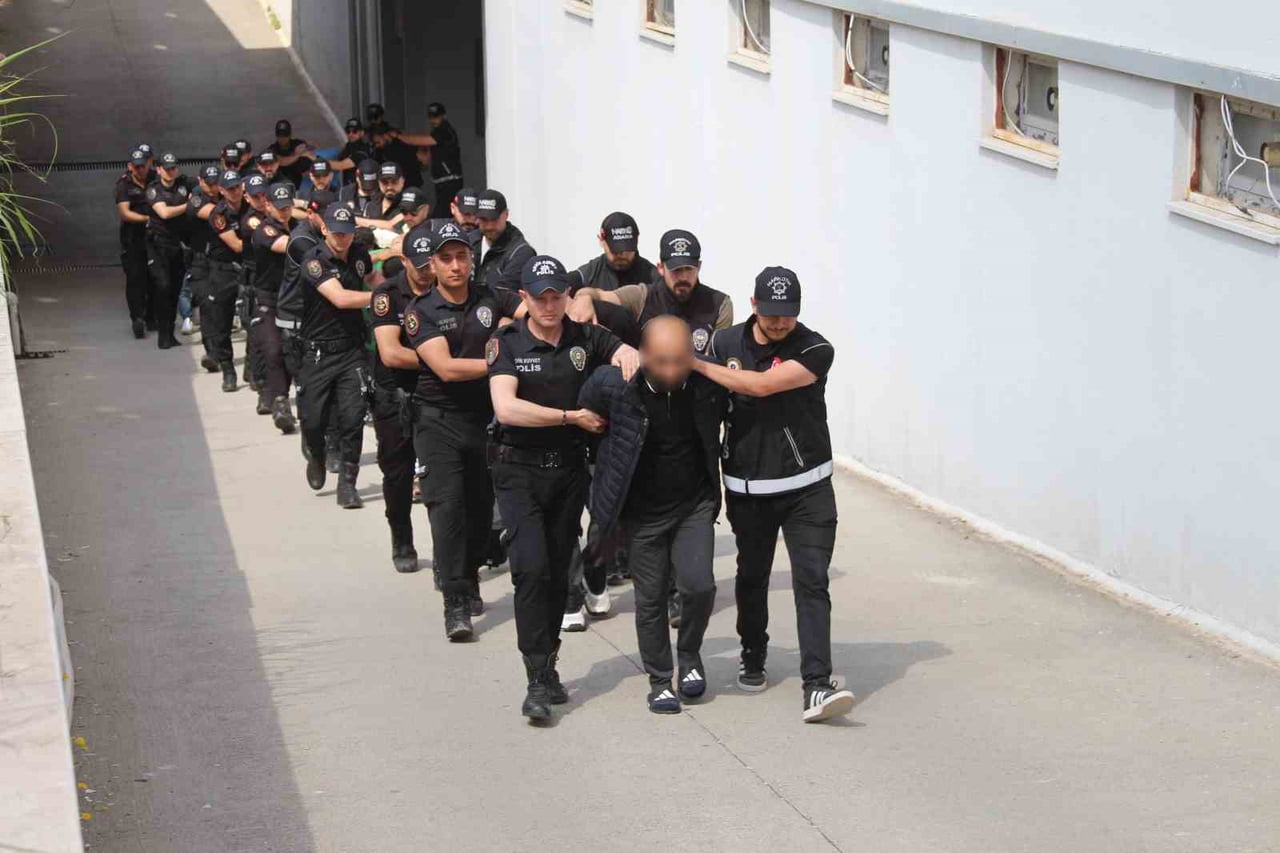 OPERASYONDA GÖZALTINA ALINAN 30 ŞÜPHELİDEN 22'Sİ TUTUKLANIRKEN 8 KİŞİ ADLİ KONTROL ŞARTIYLA...