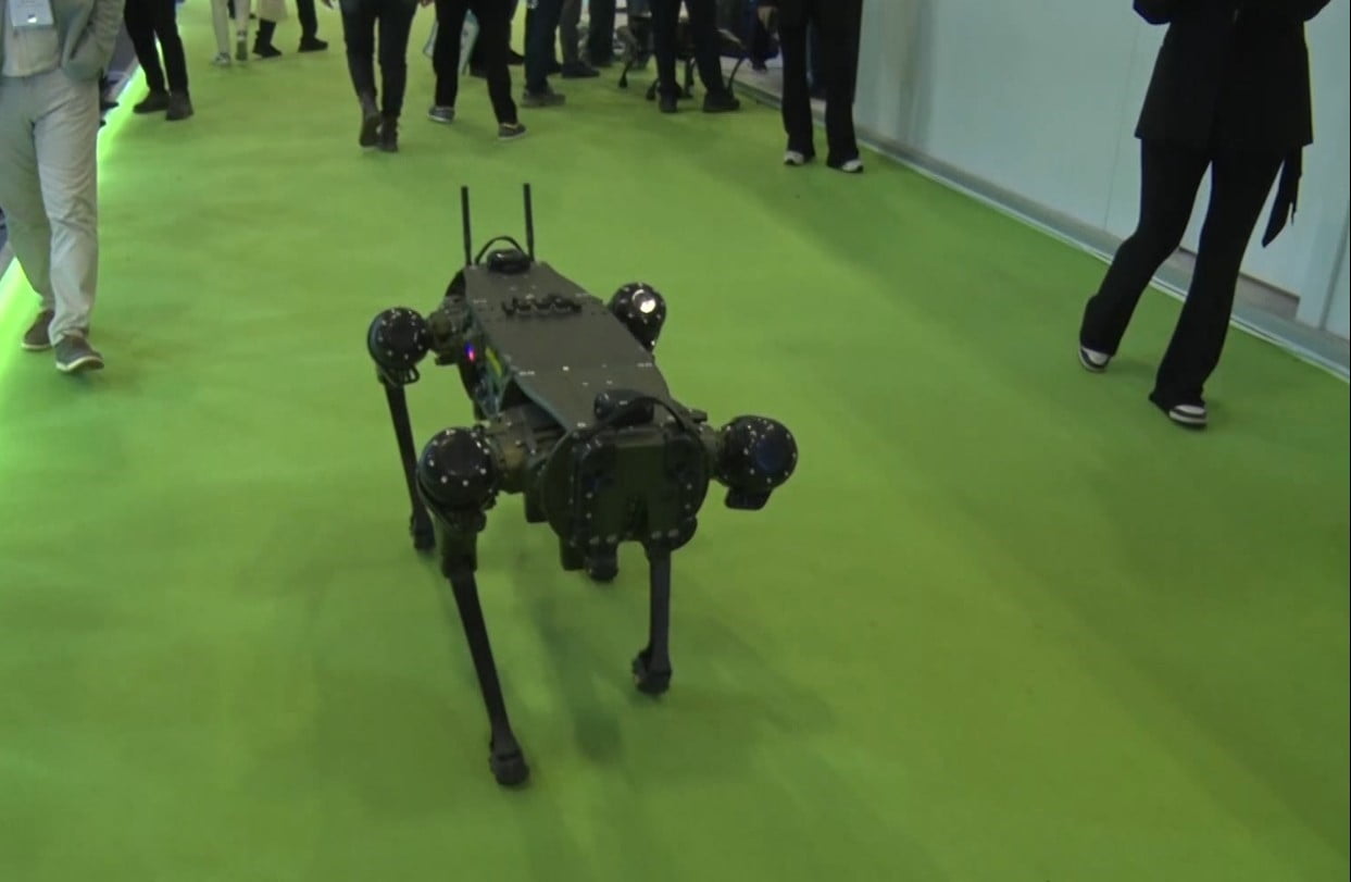 OPERASYONEL FAALİYETLERDE KULLANILAN 4 BACAKLI ROBOT KÖPEK PLATFORMU KABİLİYETLERİYLE GÖRENLERİ...