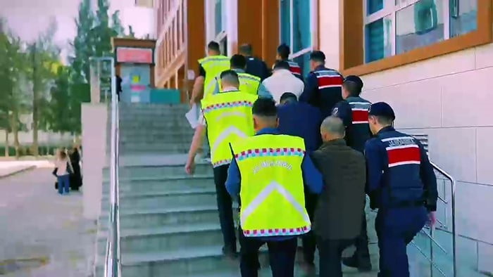 OPERASYONLARDA YAKALANAN 4 ŞÜPHELİDEN 3'Ü TUTUKLANDI.