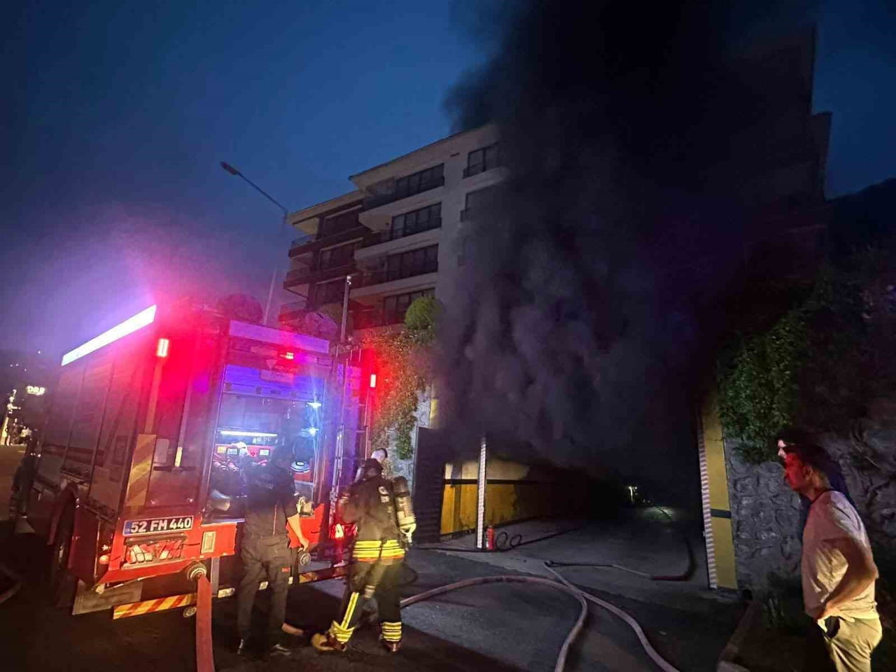 ORDU'NUN ALTINORDU İLÇESİNDE BİR APARTMANIN KAPALI OTOPARKINDA ÇIKAN YANGINDA 3 OTOMOBİLDE HASAR...