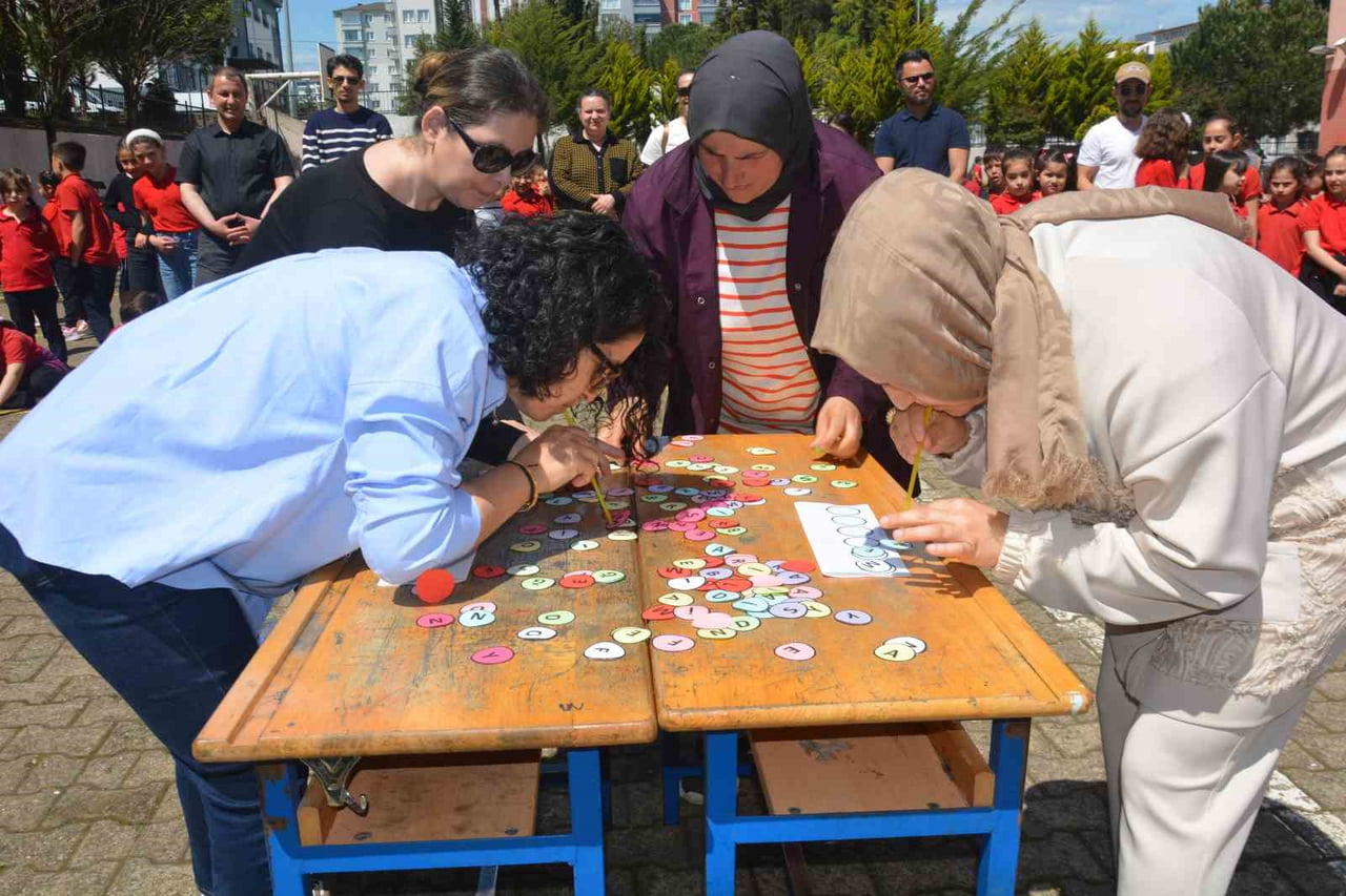 ORDU'NUN ÜNYE İLÇESİNDE 10 FARKLI OYUNDAN OLUŞAN 'VELİ-ÖĞRETMEN PARKUR YARIŞMASI' RENKLİ...