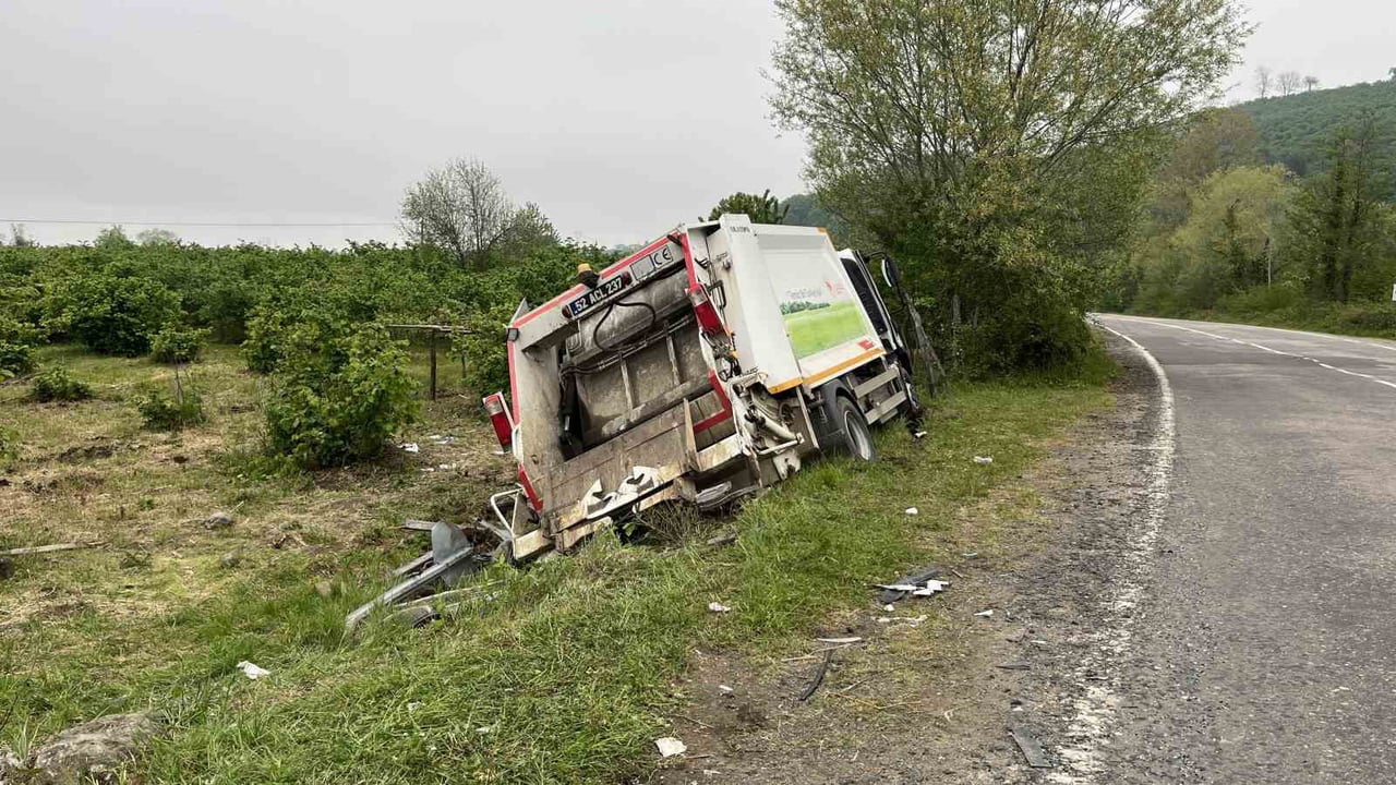ORDU'NUN ÜNYE İLÇESİNDE ÇÖP KAMYONU İLE OTOMOBİLİN ÇARPIŞMASI SONUCU MEYDANA GELEN TRAFİK...