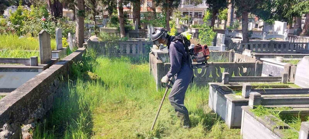 ORDU BÜYÜKŞEHİR BELEDİYESİ EKİPLERİ, KURBAN BAYRAMI ÖNCESİNDE İL GENELİNDEKİ MEZARLIK VE...