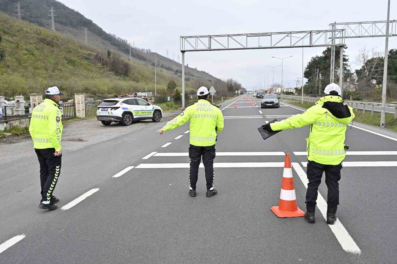 ORDU’DA POLİS EKİPLERİ TARAFINDAN TRAFİK KAZALARINI AZALTMAYA YÖNELİK YAPILAN DENETİMLERDE, SON...