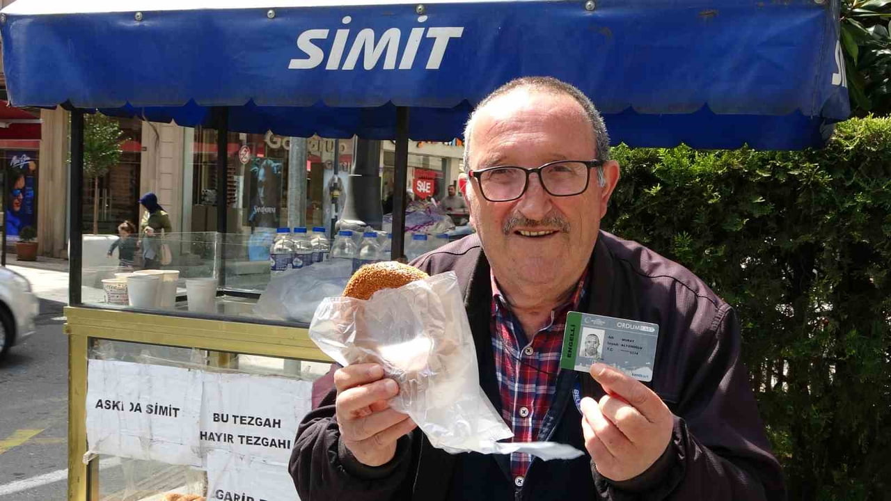 ORDU’NUN ALTINORDU İLÇESİNDE YAŞAYAN VE SEYYAR TEZGÂHINDA SİMİT SATARAK GEÇİMİNİ SAĞLAYAN ENGELLİ...