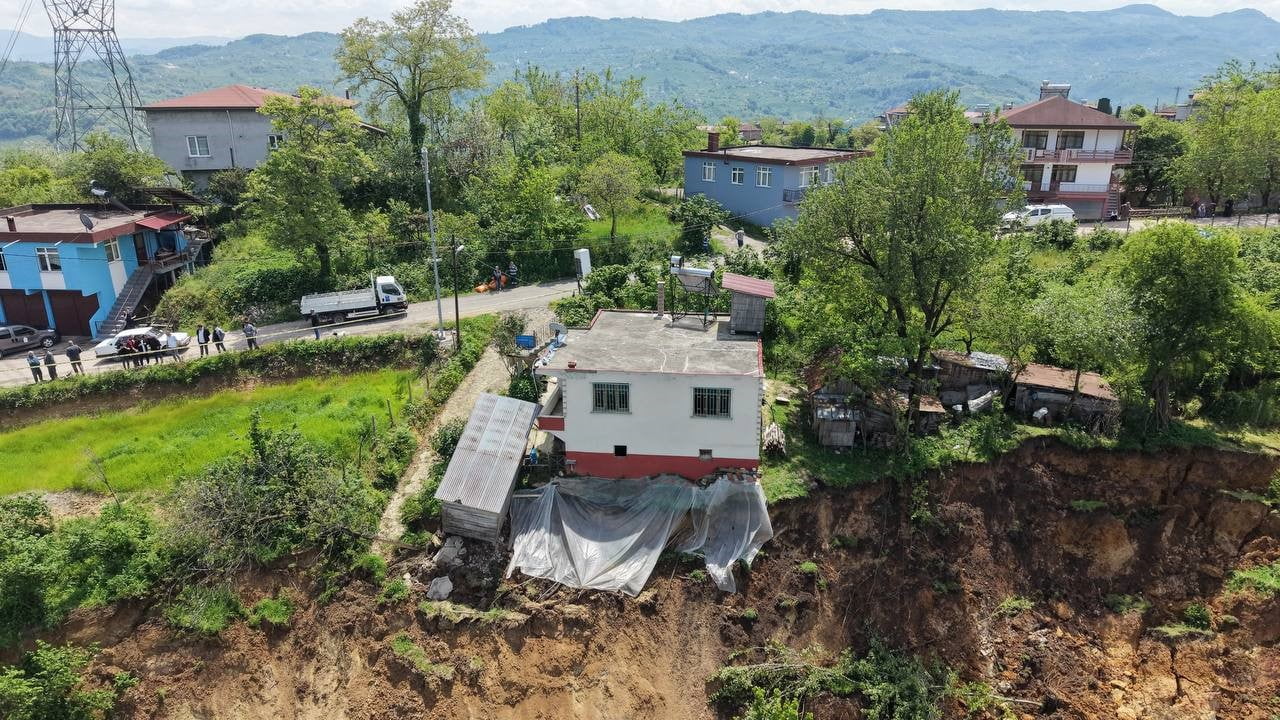 ORDU’NUN FATSA İLÇESİNDE YAĞIŞLARIN ARDINDAN YAŞANAN HEYELAN HAVADAN GÖRÜNTÜLENDİ.