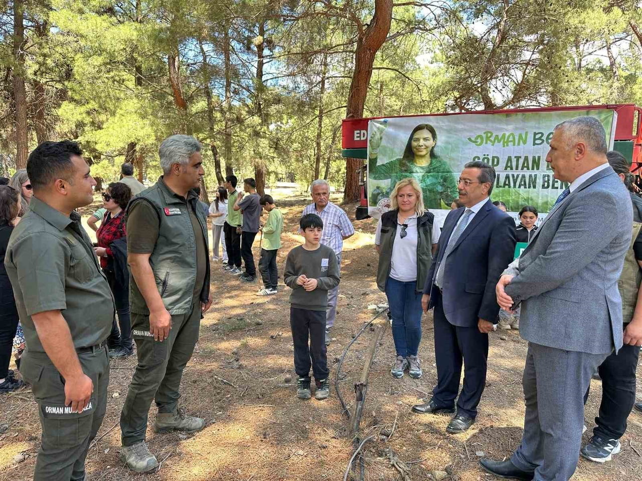 ORMANDA ÇÖP TOPLADILAR