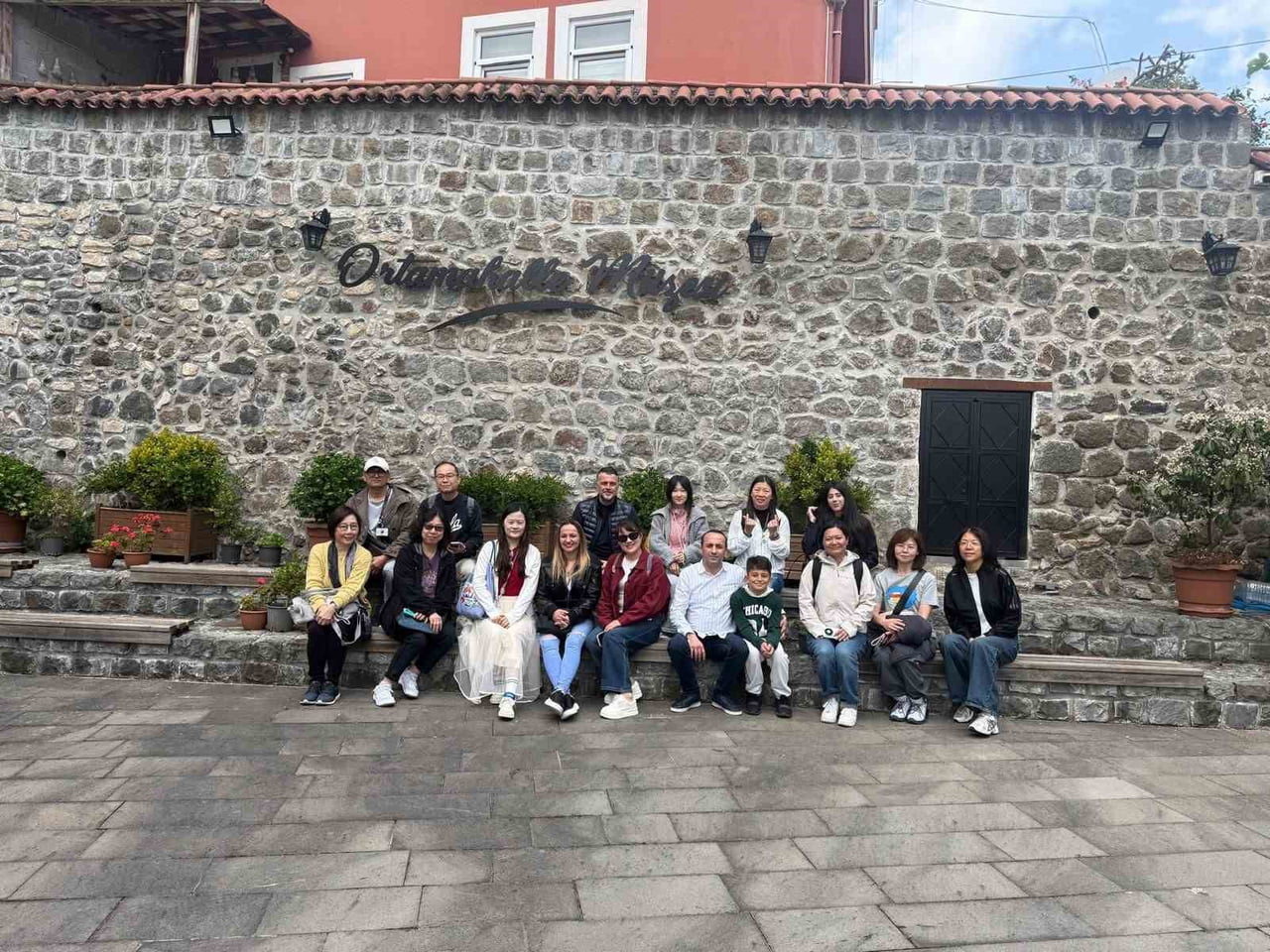 ORTAMAHALLE’NİN TARİHİ ATMOSFERİNİ GEZEN MİSAFİRLER, BÖLGENİN MİMARİ YAPISI, KÜLTÜREL GEÇMİŞİ VE...