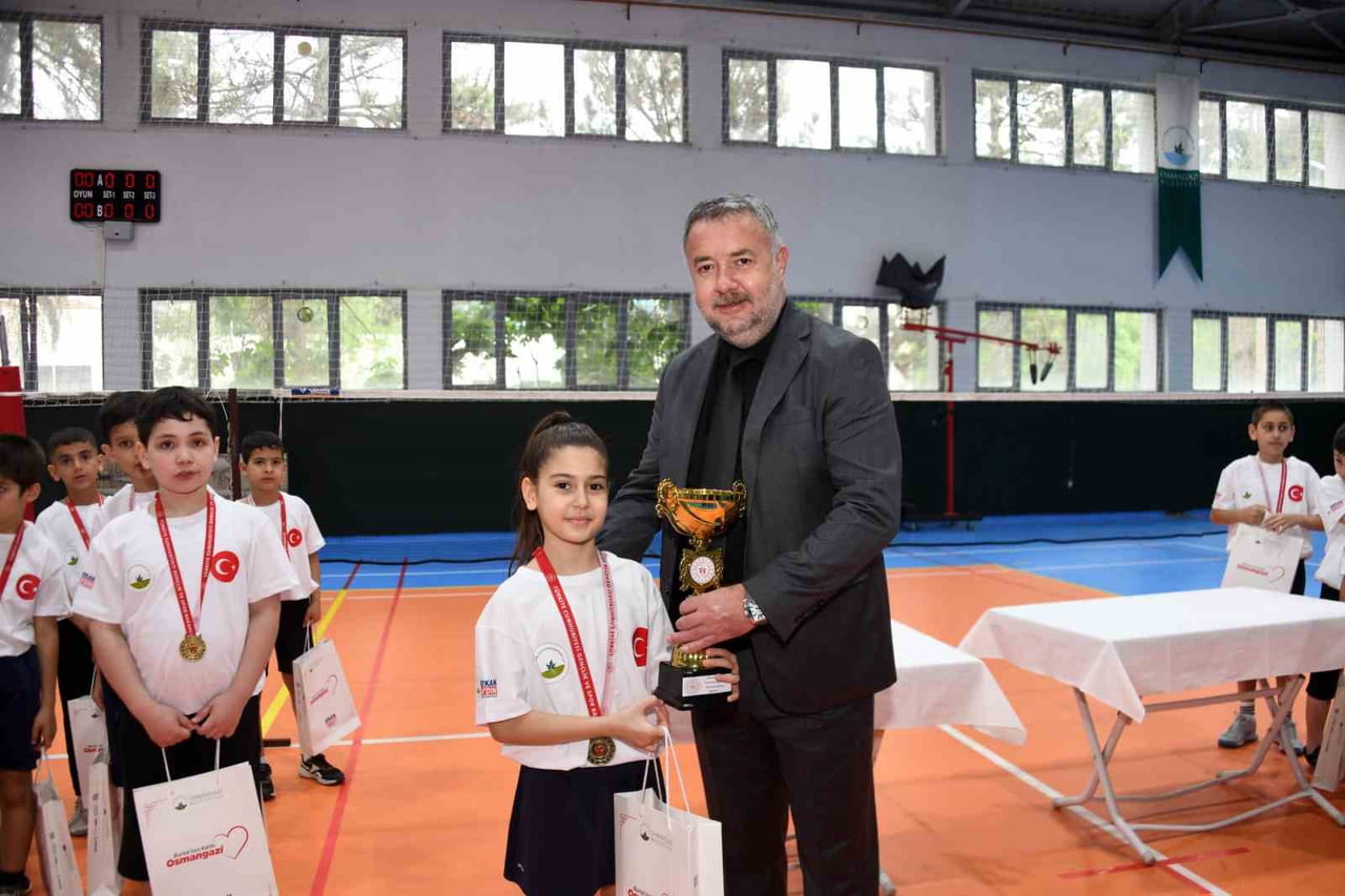 OSMANGAZİ BELEDİYESPOR’UN BADMİNTON ALTYAPISINDA YETİŞEN SPORCULAR, ÜNİVERSİTEDEN İLKOKULA KADAR...
