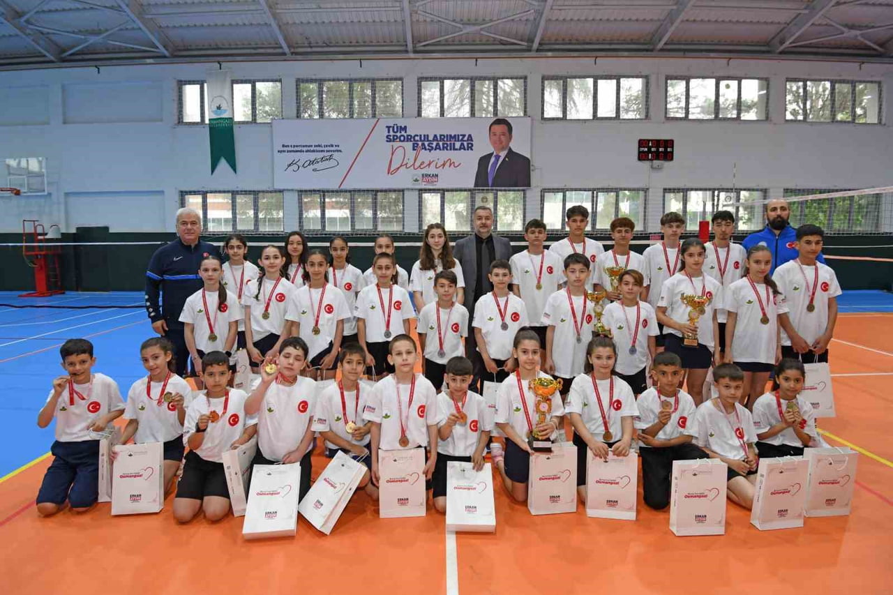 OSMANGAZİ BELEDİYESPOR’UN BADMİNTON ALTYAPISINDA YETİŞEN SPORCULAR, ÜNİVERSİTEDEN İLKOKULA KADAR...