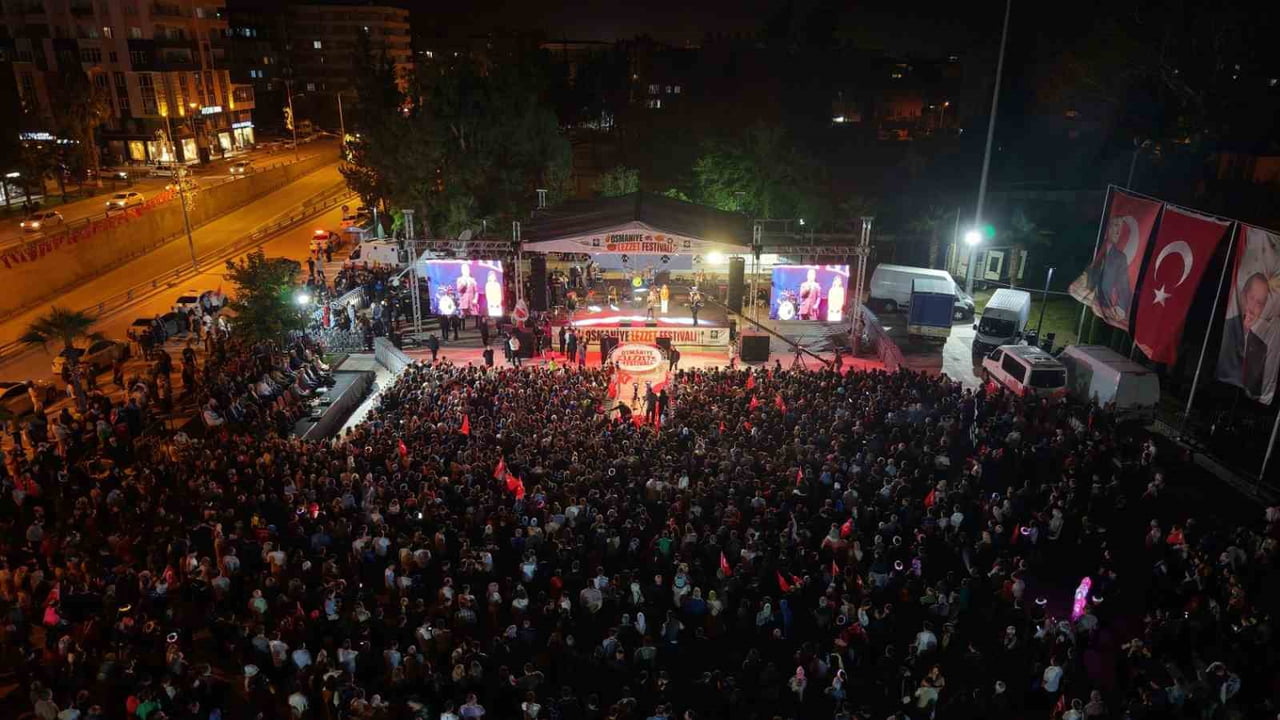 OSMANİYE'DE BU YIL ÜÇÜNCÜSÜ DÜZENLENEN LEZZET FESTİVALİ KAPSAMINDA SAHNE ALAN TÜRK HALK MÜZİĞİ...