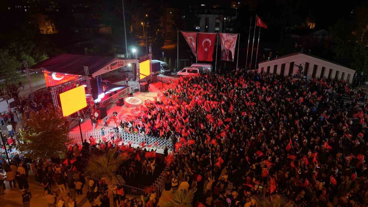 OSMANİYE'DE BU YIL ÜÇÜNCÜSÜ DÜZENLENEN LEZZET FESTİVALİ KAPSAMINDA SAHNE ALAN TÜRK HALK MÜZİĞİ...