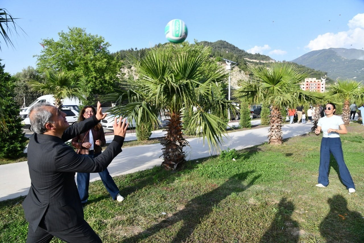 OSMANİYE'DE DÜZENLENEN UÇURTMA ŞENLİĞİ, YOĞUN KATILIMLA FESTİVALE DÖNÜŞTÜ. GÖKYÜZÜNÜ SÜSLEYEN...