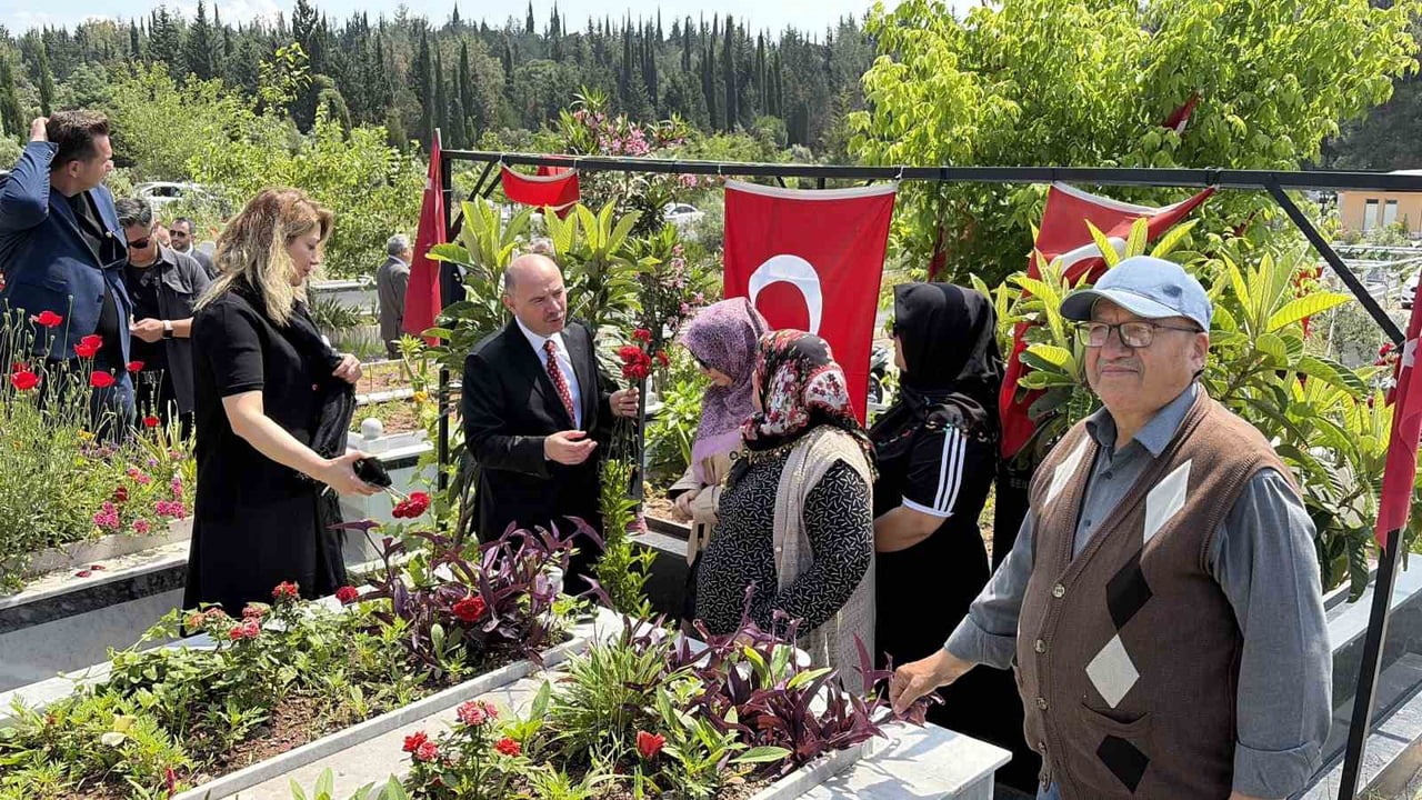 OSMANİYE'DE KURBAN BAYRAMI AREFESİNDE ŞEHİT MEZARLARINA KARANFİLLER BIRAKILDI DUALAR EDİLDİ.