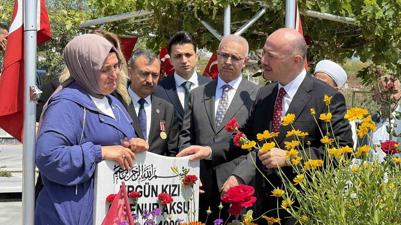 OSMANİYE'DE KURBAN BAYRAMI AREFESİNDE ŞEHİT MEZARLARINA KARANFİLLER BIRAKILDI DUALAR EDİLDİ.