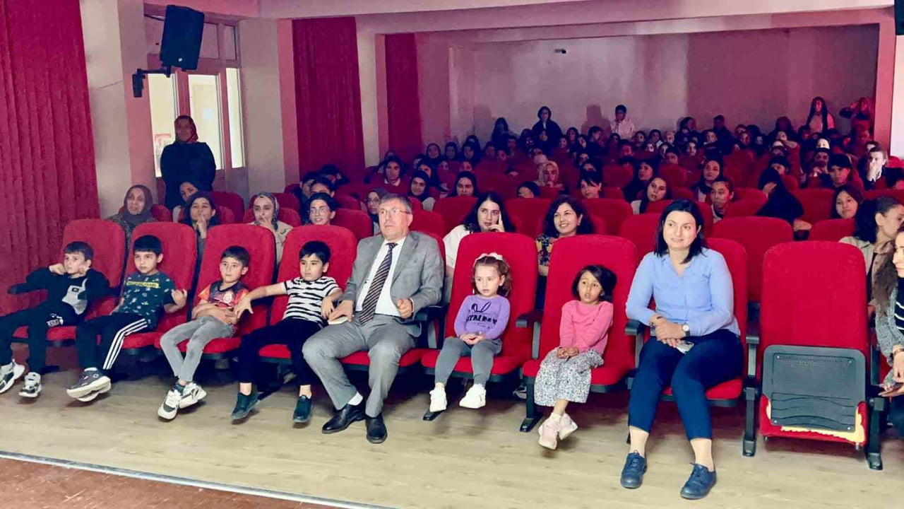 OSMANİYE'DE MESLEK LİSELİLERCE SAHNELENEN MASAL GÖSTERİLERİ BÜYÜK BEĞENİ TOPLADI.