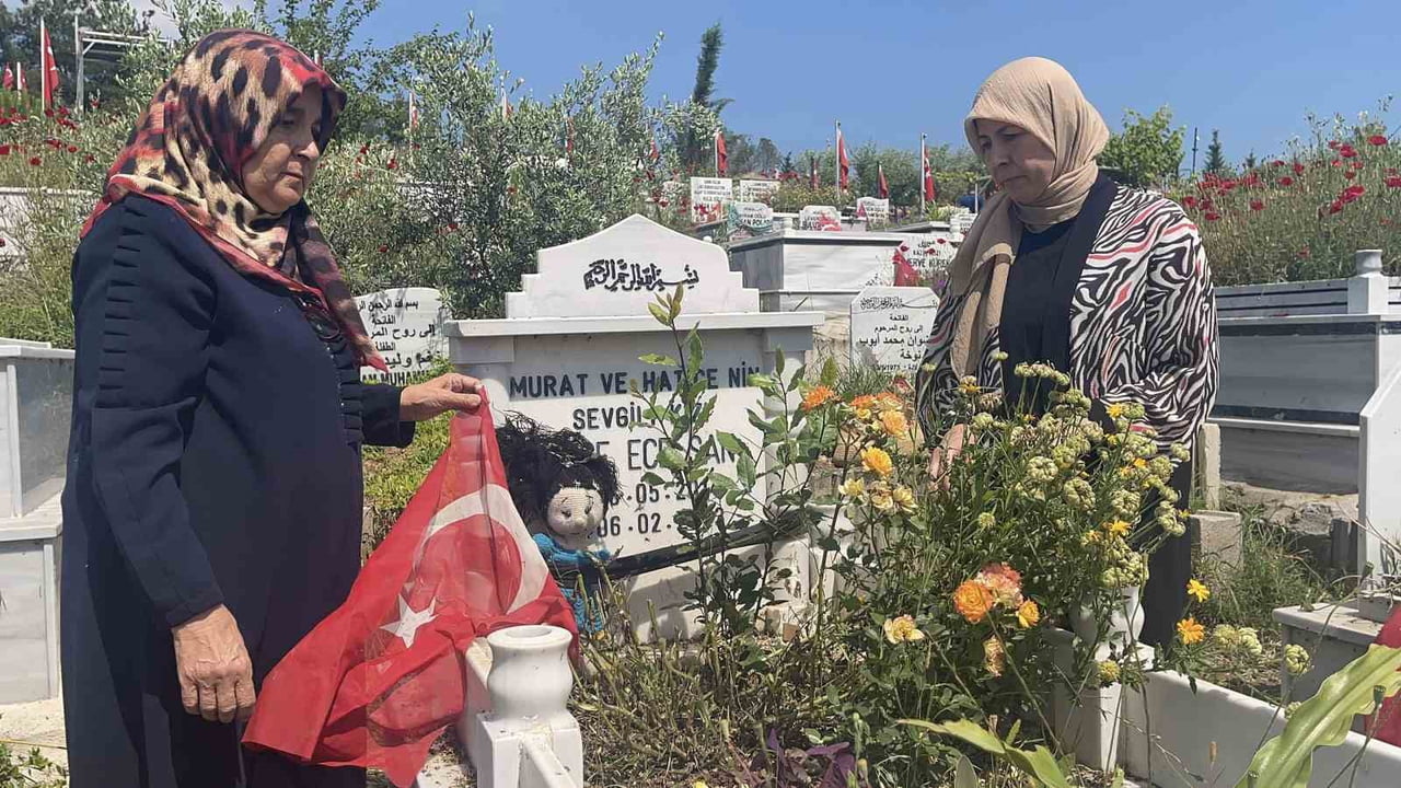 OSMANİYE'DEKİ DEPREM ŞEHİTLİĞİ, KURBAN BAYRAMI'NIN İLK GÜNÜNDE ZİYARETÇİLERLE DOLUP TA