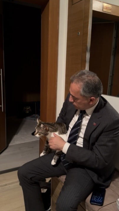 OSMANİYE BELEDİYE BAŞKANI İBRAHİM ÇENET, KIZI TARAFINDAN YAVRUYKEN SOKAKTA BULUNUP SAHİPLENİLEN...