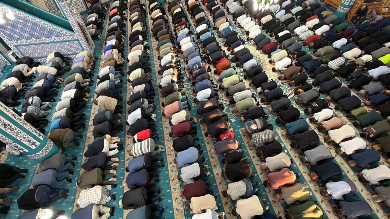 OSMANİYE’DE BAYRAM NAMAZINDA CAMİLER DOLDU, VATANDAŞLAR PROTOKOLLE BAYRAMLAŞTI