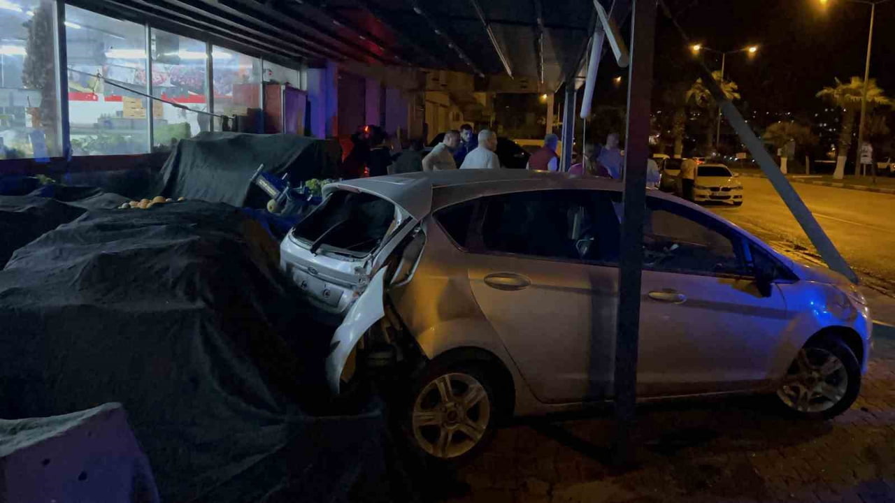 OSMANİYE’DE KONTROLDEN ÇIKAN OTOMOBİL MARKETİN MANAV BÖLÜMÜNE GİRDİ